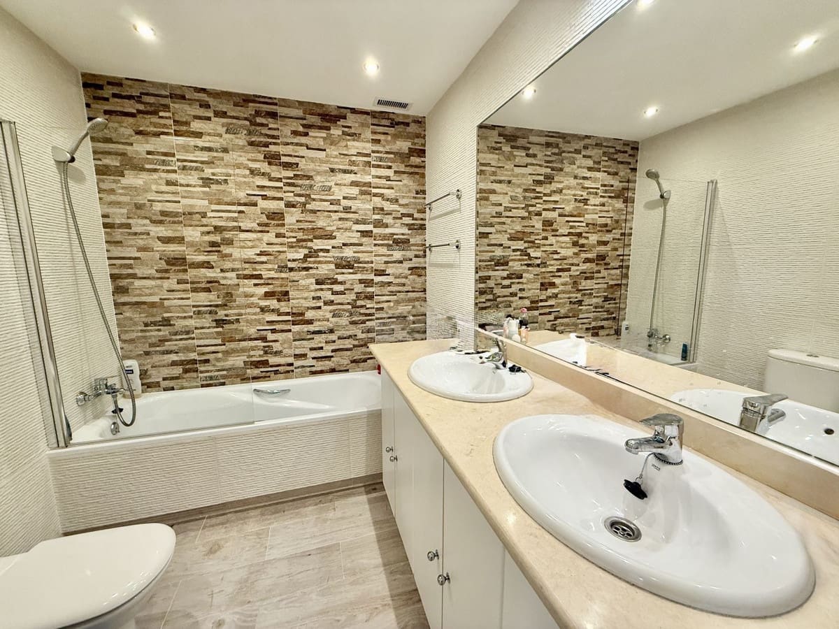 4 quarto Casa em Banda para venda em La Quinta com piscina - 895 000 € (Ref: 9540061)