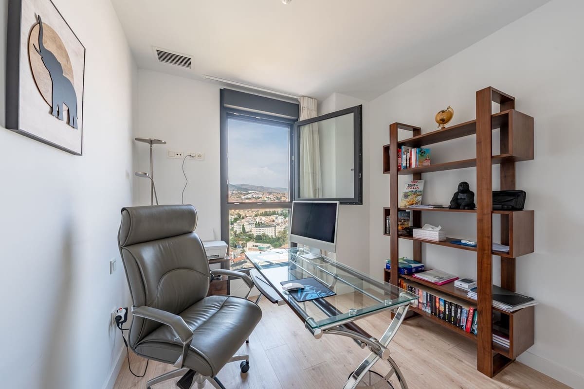 3 sypialnia Apartament na sprzedaż w Miasto Malaga z basenem garażem - 899 000 € (Ref: 9540063)