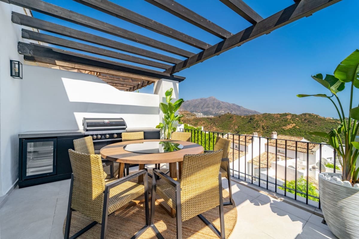 3 quarto Penthouse para venda em La Quinta com piscina garagem - 899 000 € (Ref: 9540064)