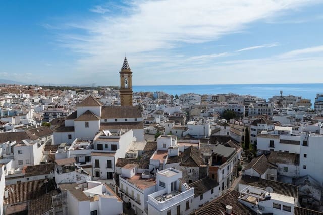 4 makuuhuone Huvila myytävänä paikassa Centro, Estepona mukana 
autotalli - 850 000 € (Ref: 9540065)