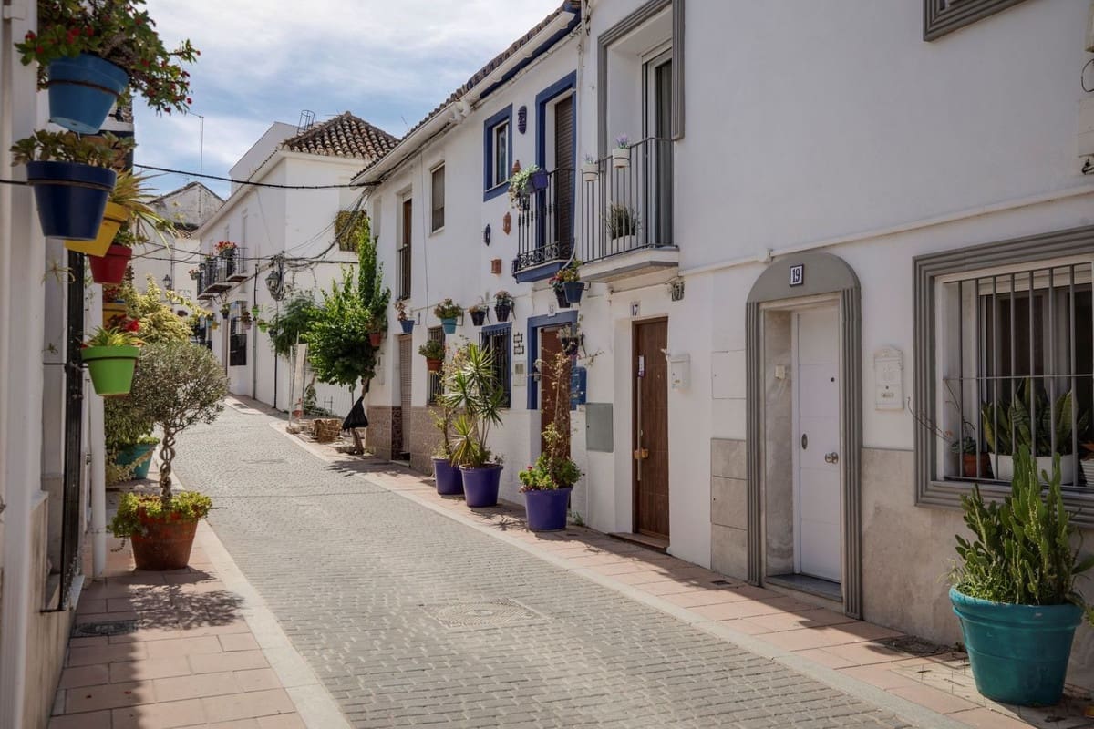 4 makuuhuone Huvila myytävänä paikassa Estepona mukana 
autotalli - 850 000 € (Ref: 9540065)