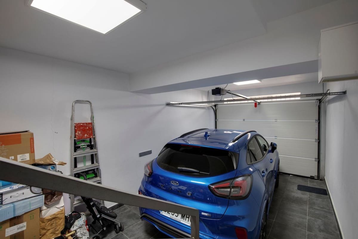 4 makuuhuone Huvila myytävänä paikassa Estepona mukana 
autotalli - 850 000 € (Ref: 9540065)