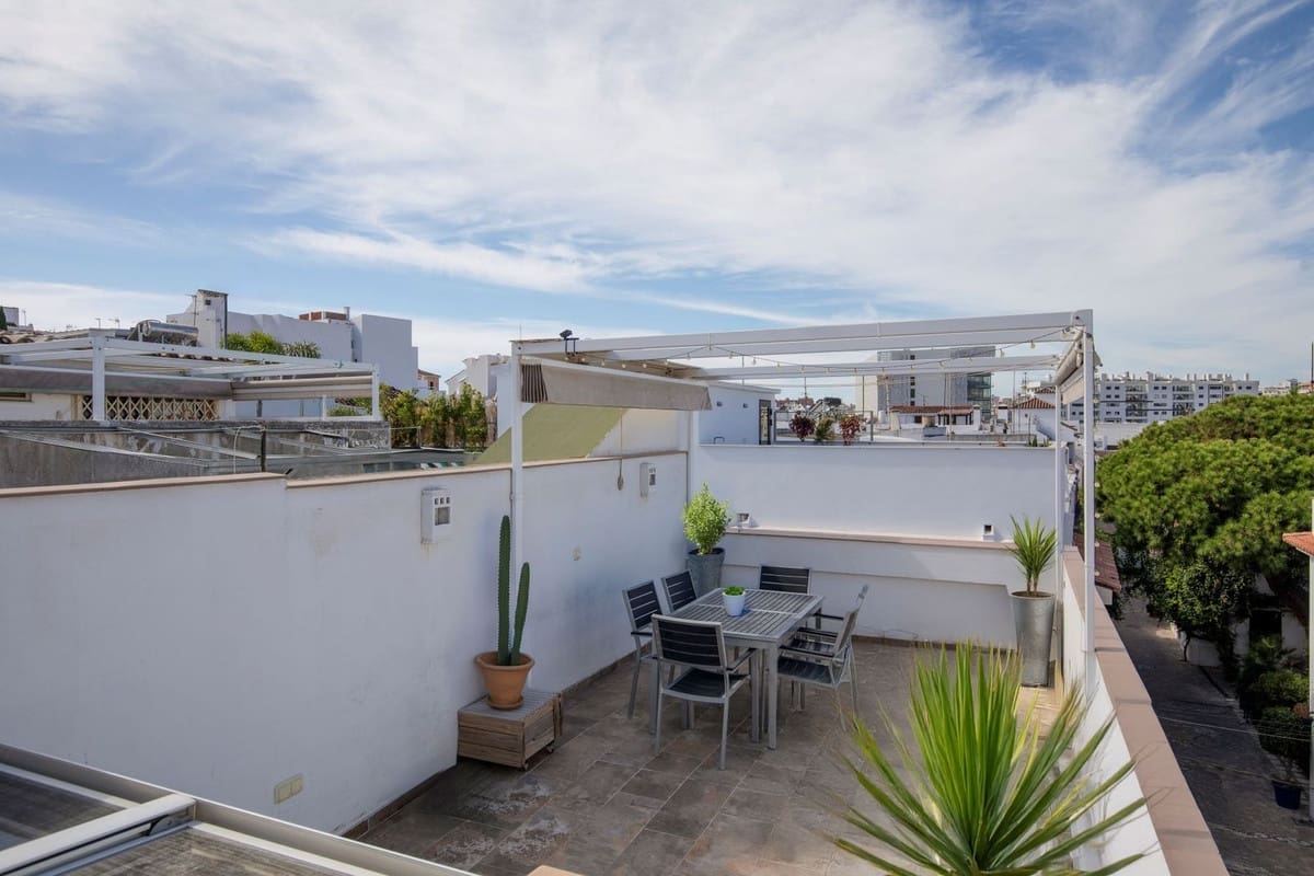 4 makuuhuone Huvila myytävänä paikassa Estepona mukana 
autotalli - 850 000 € (Ref: 9540065)