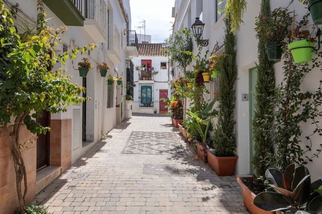 4 makuuhuone Huvila myytävänä paikassa Centro, Estepona mukana 
autotalli - 850 000 € (Ref: 9540065)