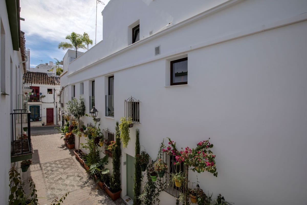 4 makuuhuone Huvila myytävänä paikassa Estepona mukana 
autotalli - 850 000 € (Ref: 9540065)