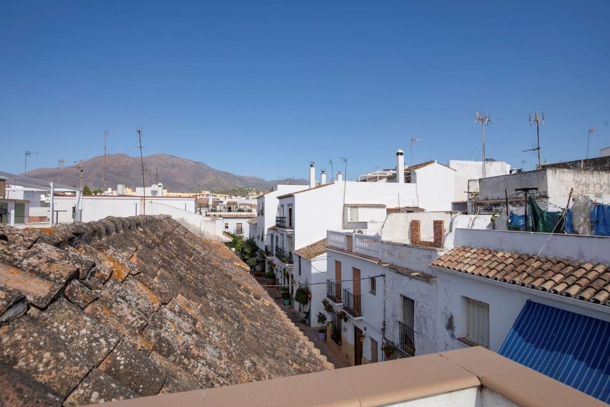 4 makuuhuone Huvila myytävänä paikassa Estepona mukana 
autotalli - 850 000 € (Ref: 9540065)