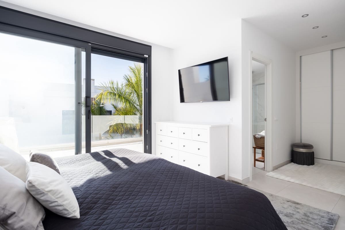 3 bedroom Townhouse for sale in Estepona with pool - € 899,000 (Ref: 9540066)