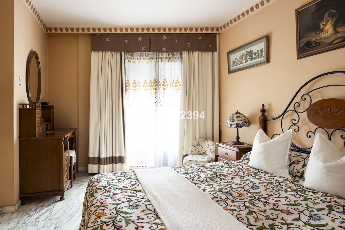 8 sovrum Villa till salu i San Pedro de Alcantara med pool garage - 899 900 € (Ref: 9540067)