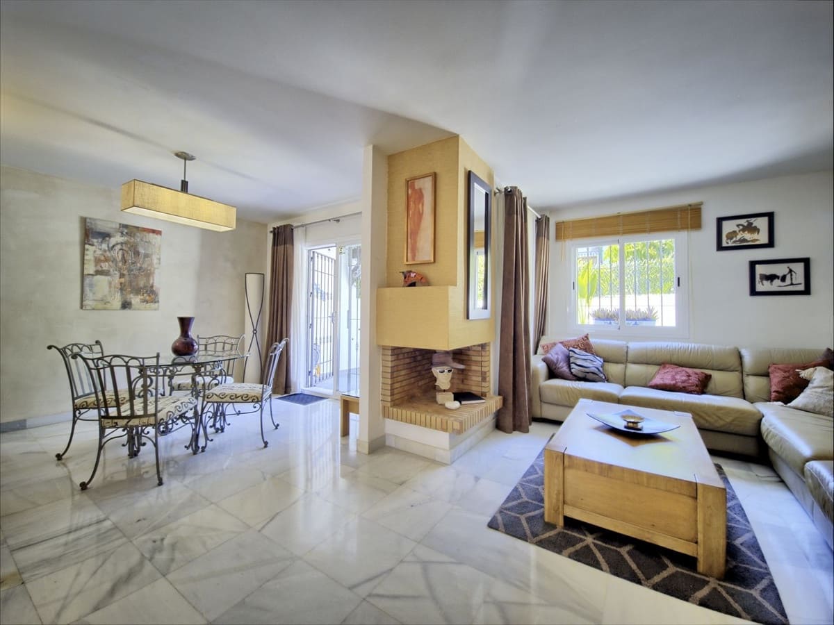 6 bedroom Townhouse for sale in Nueva Andalucia with pool - € 899,999 (Ref: 9540069)