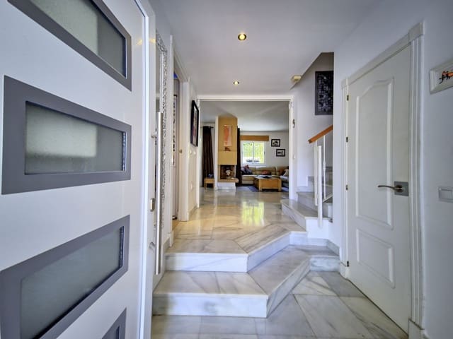 6 bedroom Townhouse for sale in La Dama de Noche - La Alzambra, Marbella with pool - € 899,999 (Ref: 9540069)