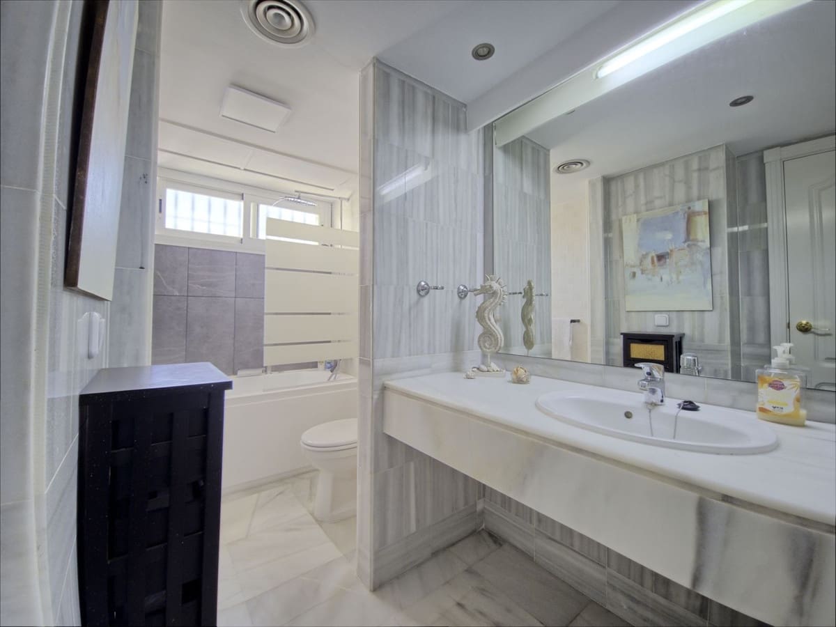 6 bedroom Townhouse for sale in Nueva Andalucia with pool - € 899,999 (Ref: 9540069)