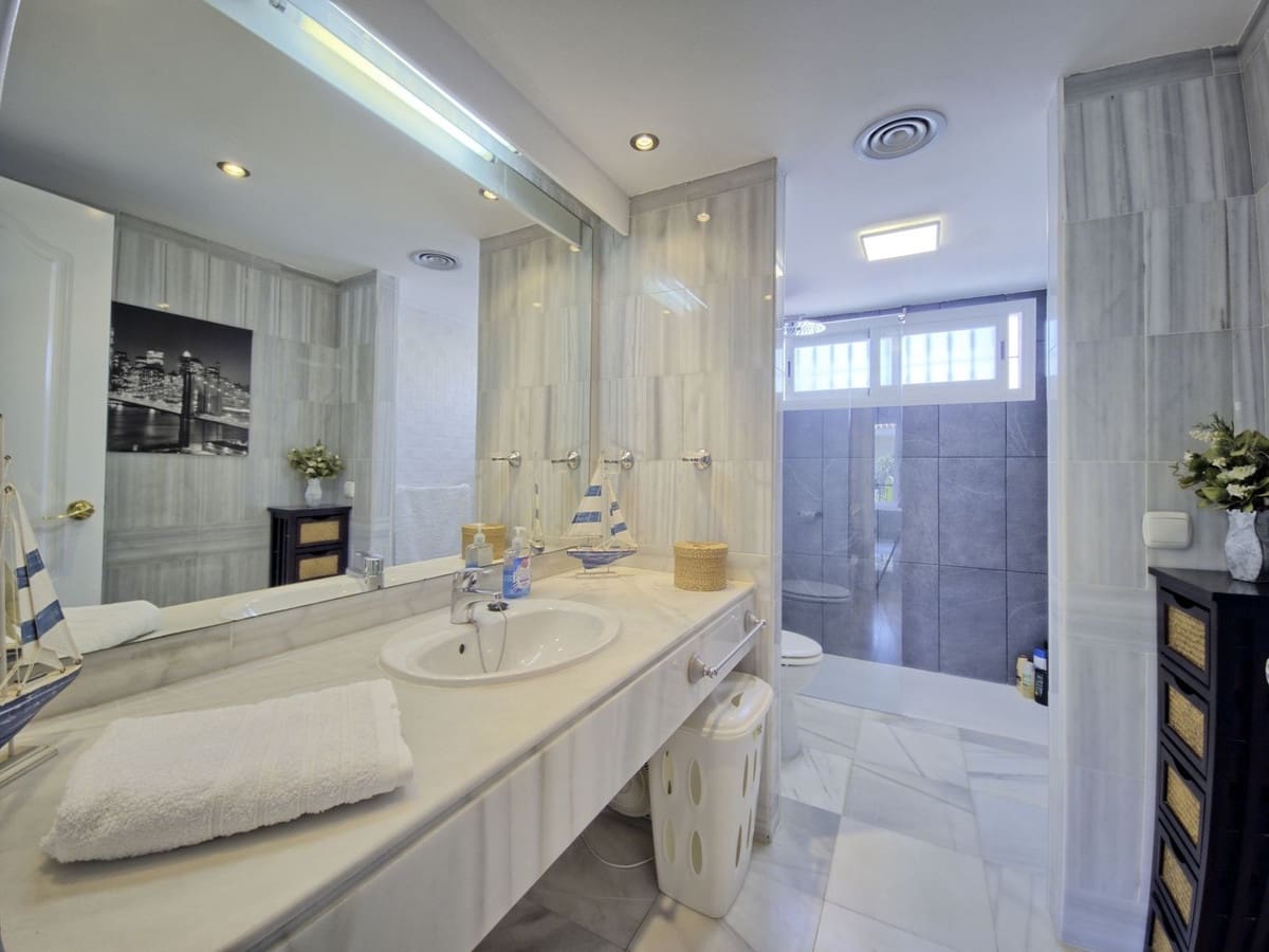 6 bedroom Townhouse for sale in Nueva Andalucia with pool - € 899,999 (Ref: 9540069)