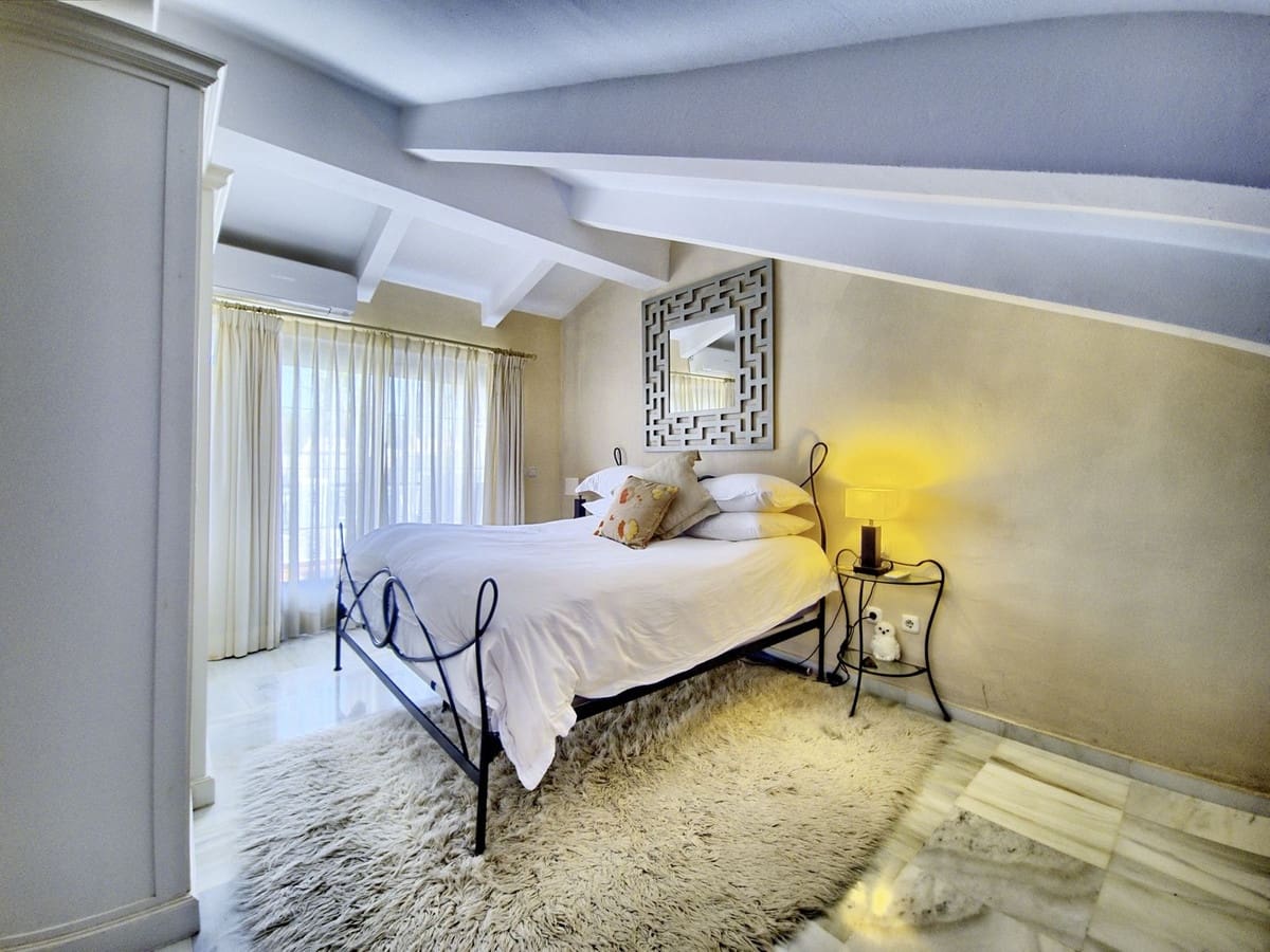 6 bedroom Townhouse for sale in Nueva Andalucia with pool - € 899,999 (Ref: 9540069)