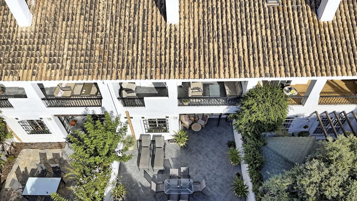 6 bedroom Townhouse for sale in Nueva Andalucia with pool - € 899,999 (Ref: 9540069)