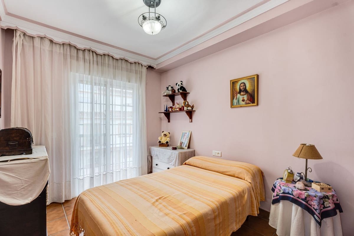 7 slaapkamer Halfvrijstaande villa te koop in Estepona met garage - € 1.167.000 (Ref: 9540073)