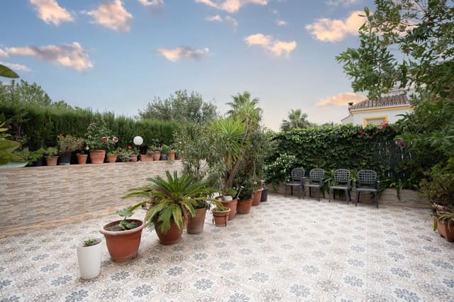 Pareado de 7 habitaciones en Centro, Estepona en venta con garaje - 1.167.000 € (Ref: 9540073)