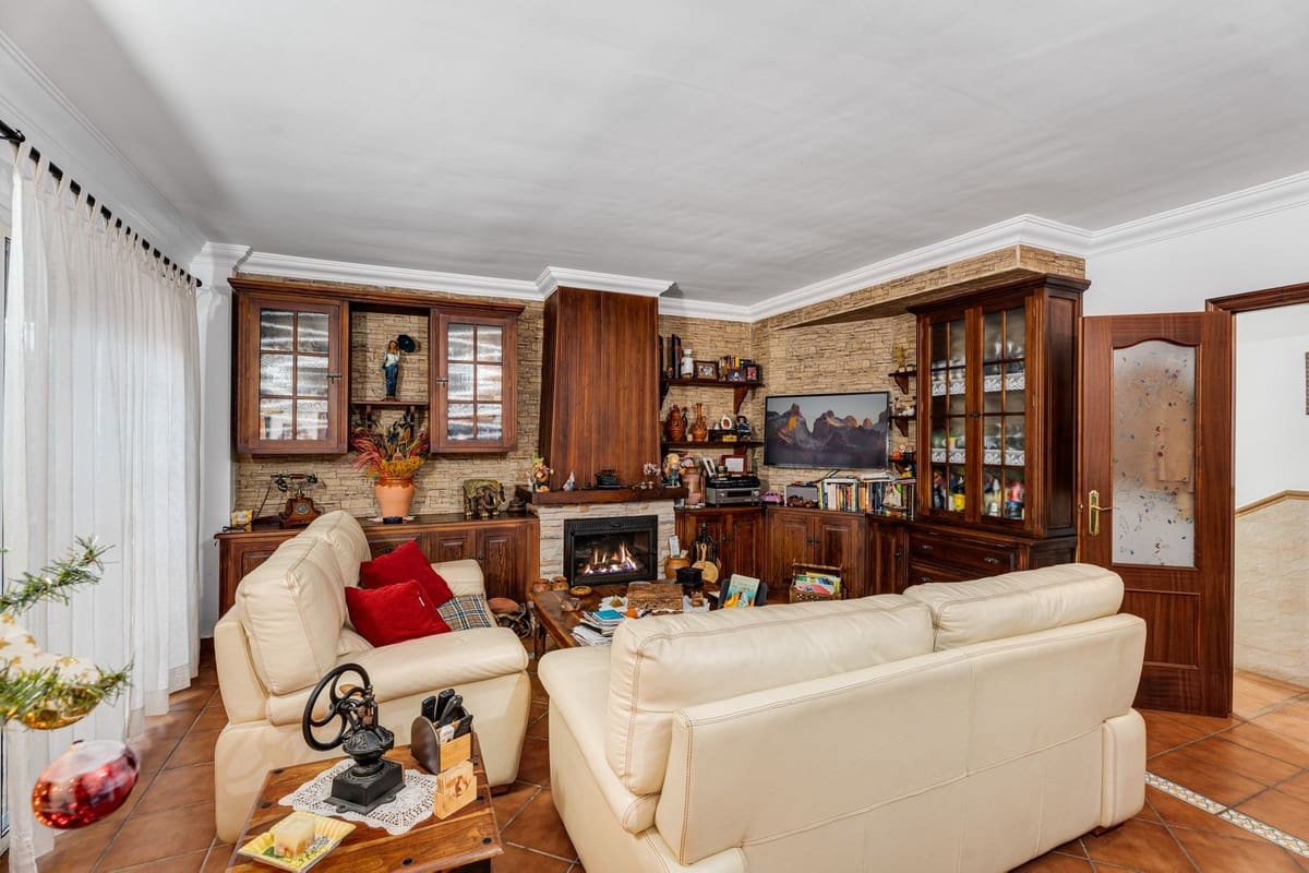7 slaapkamer Halfvrijstaande villa te koop in Estepona met garage - € 1.167.000 (Ref: 9540073)