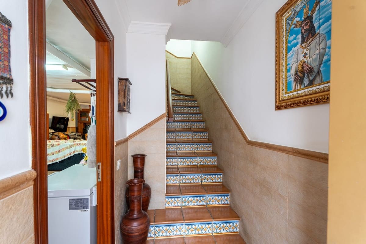 7 slaapkamer Halfvrijstaande villa te koop in Estepona met garage - € 1.167.000 (Ref: 9540073)