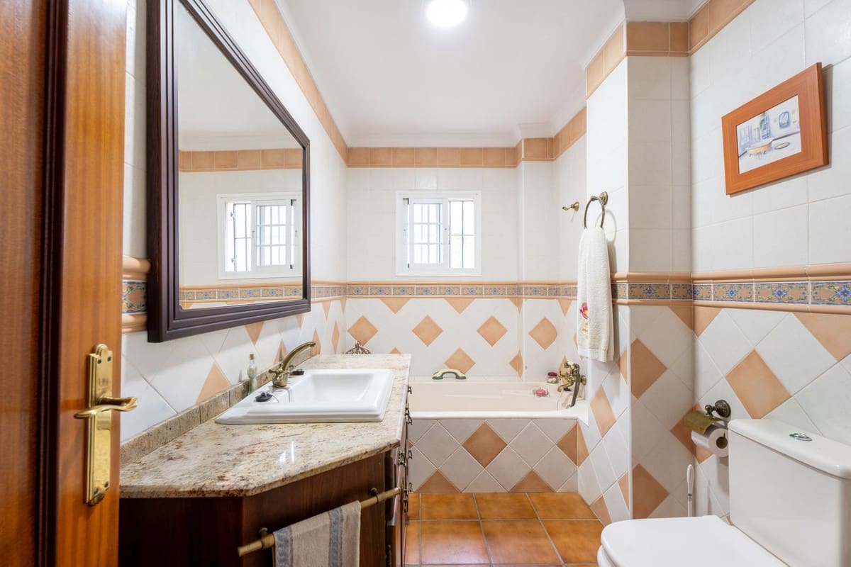 7 slaapkamer Halfvrijstaande villa te koop in Estepona met garage - € 1.167.000 (Ref: 9540073)