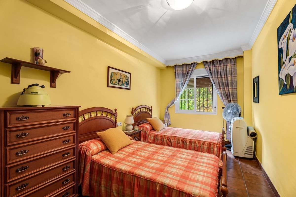 7 slaapkamer Halfvrijstaande villa te koop in Estepona met garage - € 1.167.000 (Ref: 9540073)