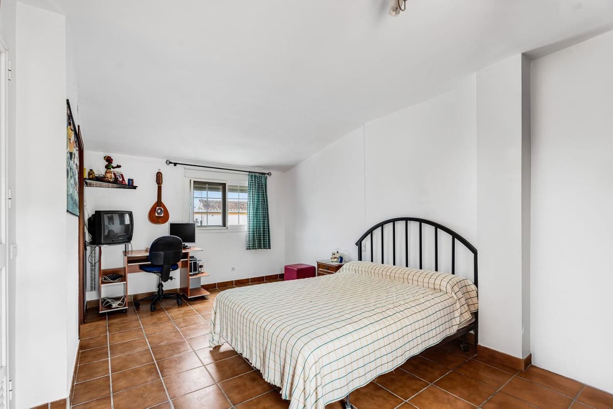 7 slaapkamer Halfvrijstaande villa te koop in Estepona met garage - € 1.167.000 (Ref: 9540073)