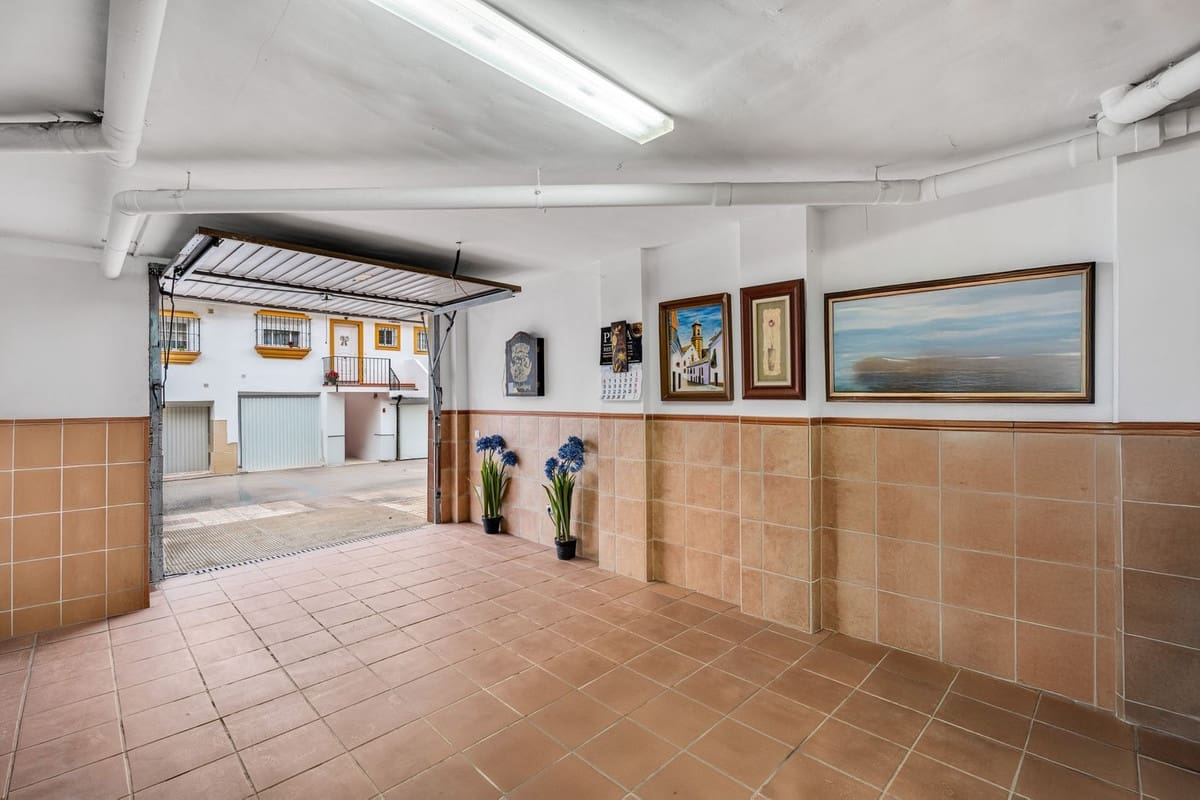 7 slaapkamer Halfvrijstaande villa te koop in Estepona met garage - € 1.167.000 (Ref: 9540073)