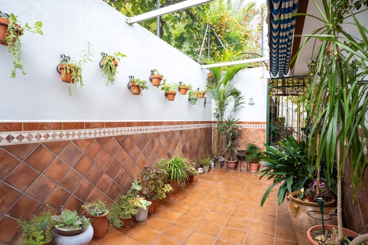 7 slaapkamer Halfvrijstaande villa te koop in Estepona met garage - € 1.167.000 (Ref: 9540073)