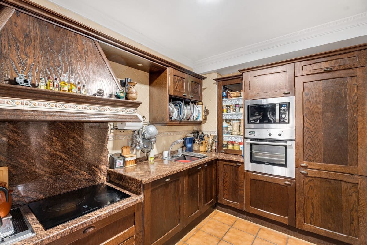 7 slaapkamer Halfvrijstaande villa te koop in Estepona met garage - € 1.167.000 (Ref: 9540073)