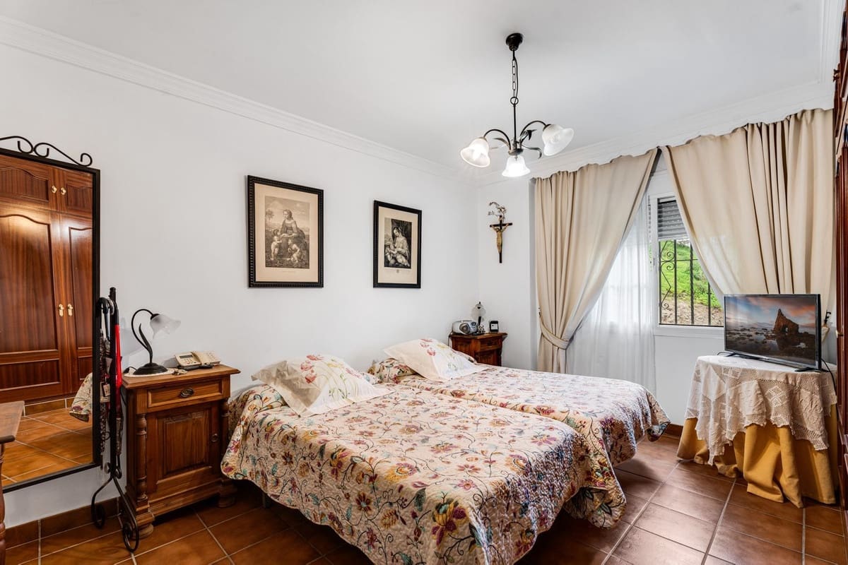 7 slaapkamer Halfvrijstaande villa te koop in Estepona met garage - € 1.167.000 (Ref: 9540073)