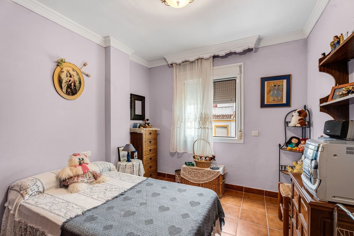 7 slaapkamer Halfvrijstaande villa te koop in Estepona met garage - € 1.167.000 (Ref: 9540073)