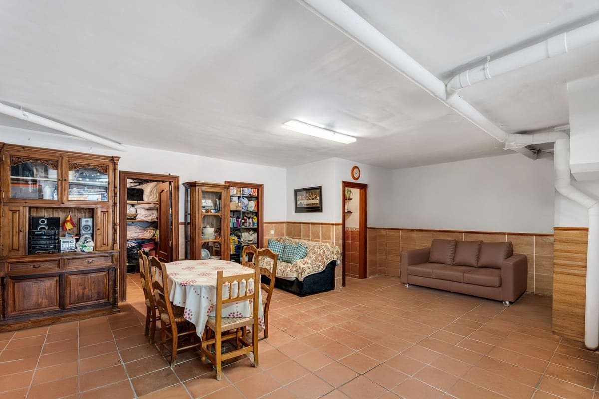 7 slaapkamer Halfvrijstaande villa te koop in Estepona met garage - € 1.167.000 (Ref: 9540073)