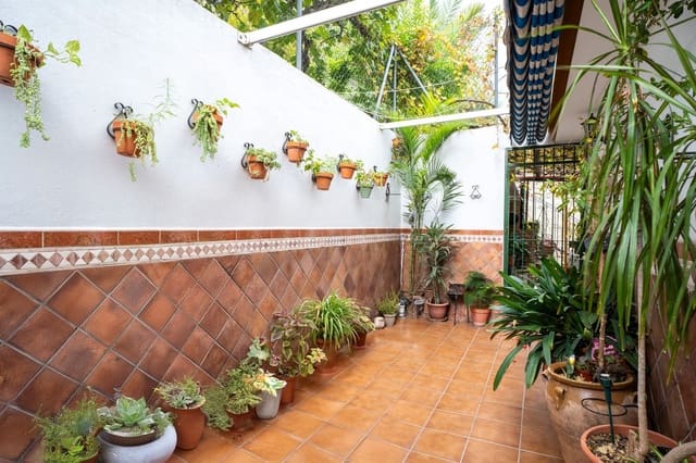 Pareado de 7 habitaciones en Centro, Estepona en venta con garaje - 1.167.000 € (Ref: 9540073)