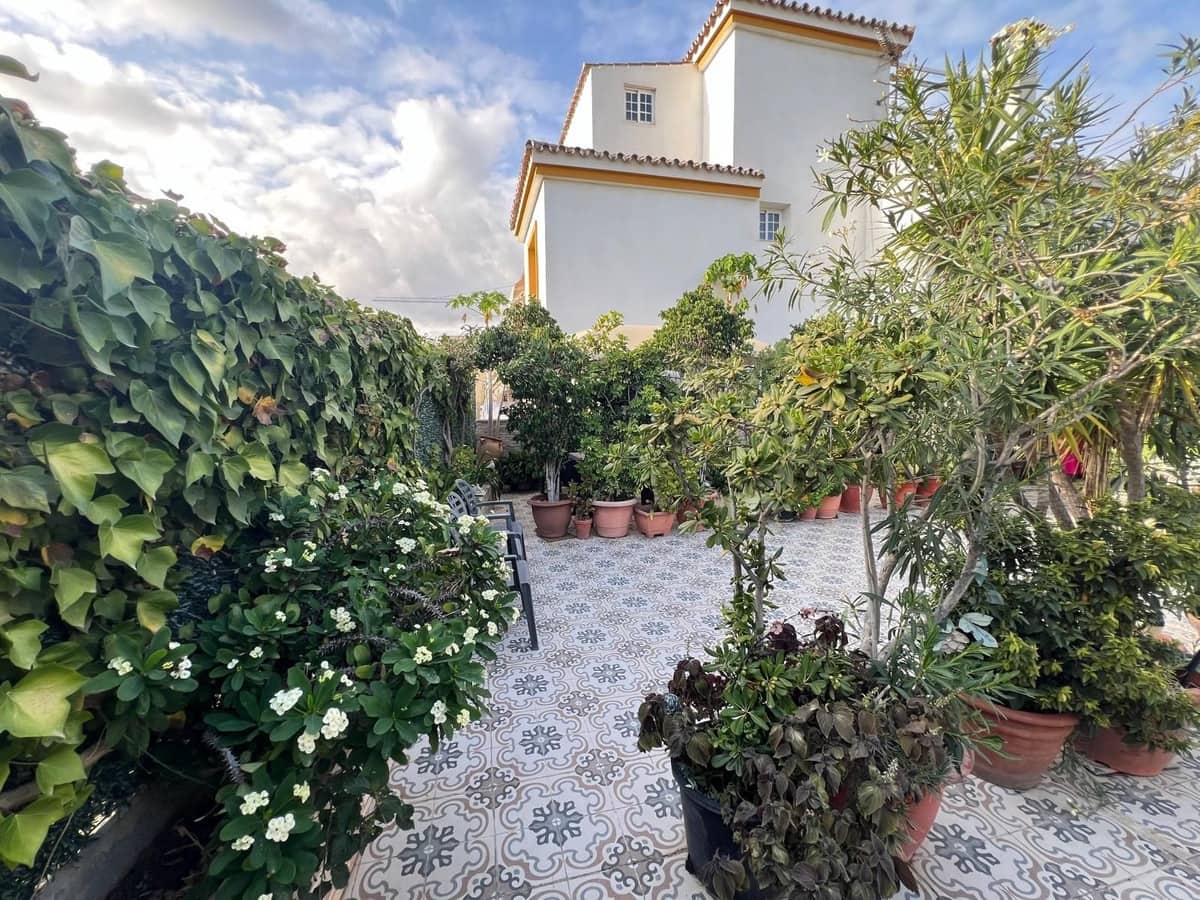 7 slaapkamer Halfvrijstaande villa te koop in Estepona met garage - € 1.167.000 (Ref: 9540073)