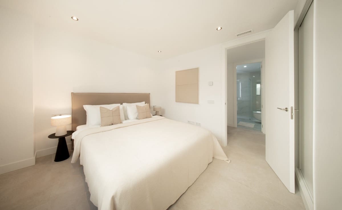 Apartamento de 3 habitaciones en Estepona en venta con piscina - 925.000 € (Ref: 9540075)