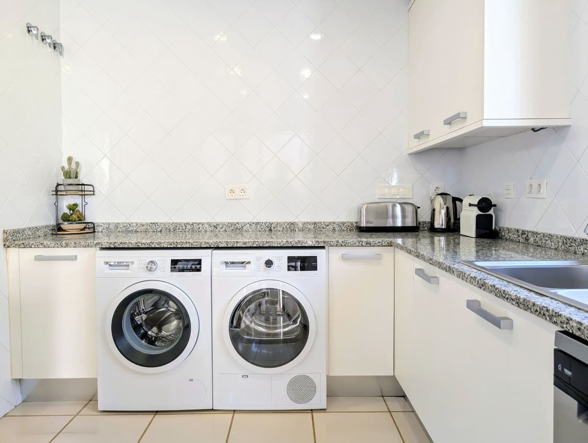 4 chambre Villa/Maison Semi-Mitoyenne à vendre à El Paraiso avec piscine - 945 000 € (Ref: 9540081)