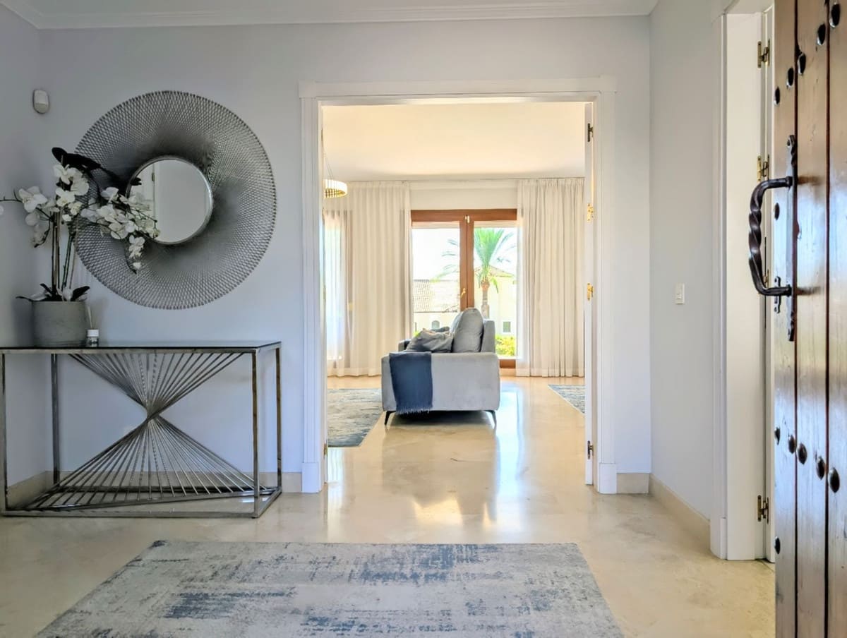 4 chambre Villa/Maison Semi-Mitoyenne à vendre à El Paraiso avec piscine - 945 000 € (Ref: 9540081)