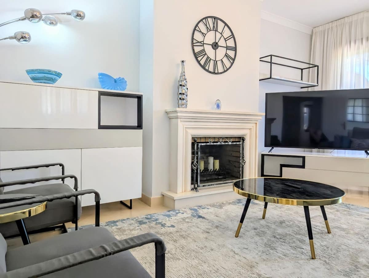 4 chambre Villa/Maison Semi-Mitoyenne à vendre à El Paraiso avec piscine - 945 000 € (Ref: 9540081)