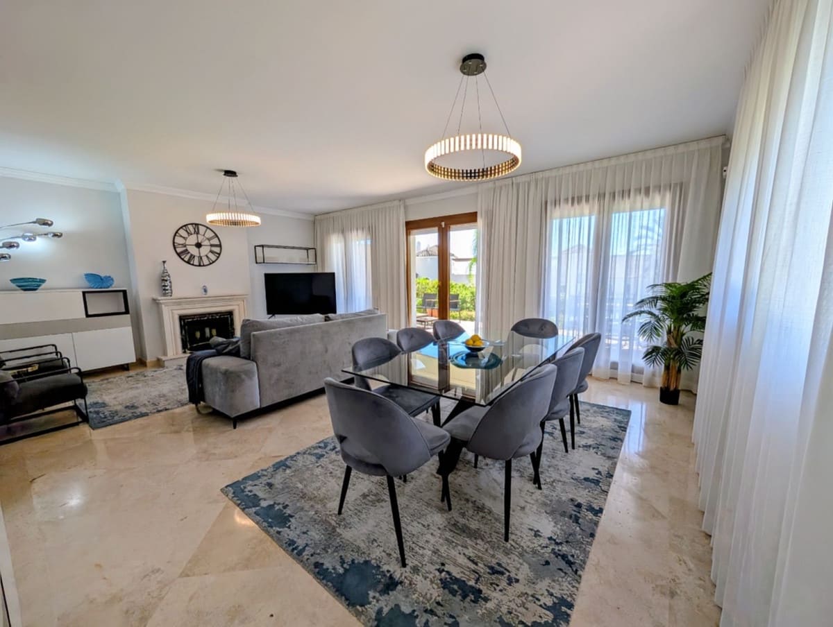 4 chambre Villa/Maison Semi-Mitoyenne à vendre à El Paraiso avec piscine - 945 000 € (Ref: 9540081)