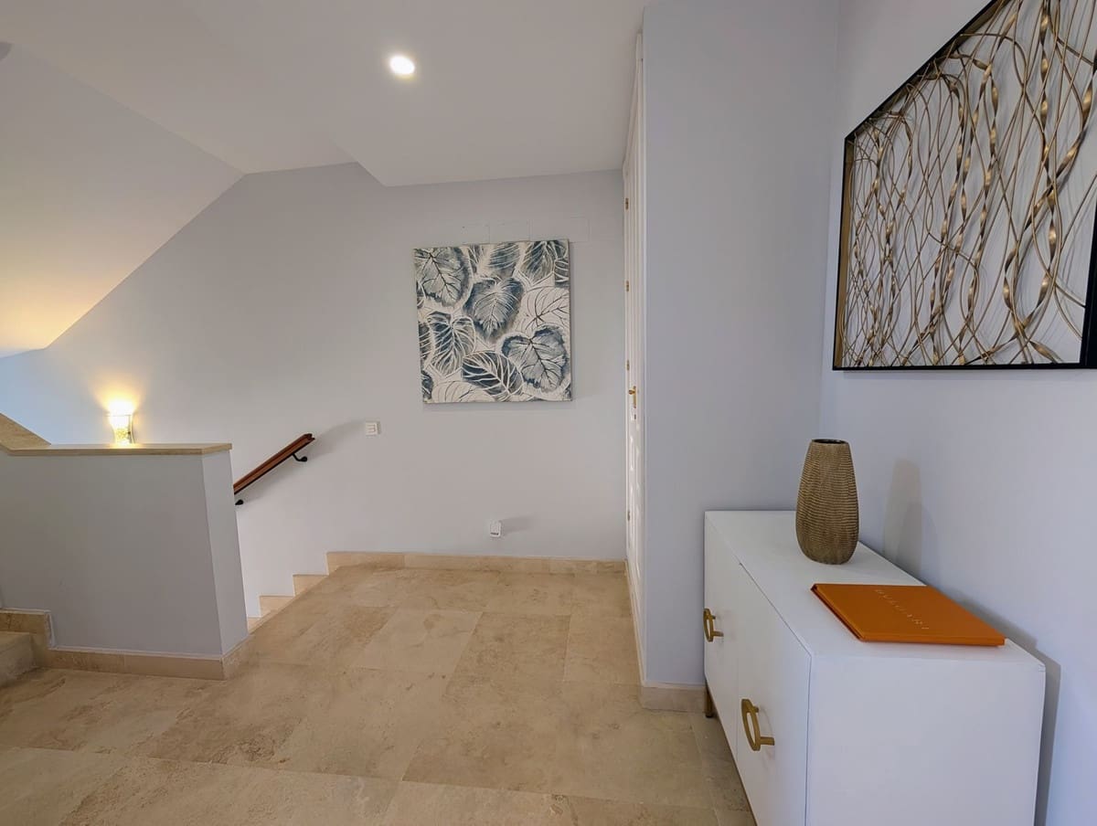 4 chambre Villa/Maison Semi-Mitoyenne à vendre à El Paraiso avec piscine - 945 000 € (Ref: 9540081)