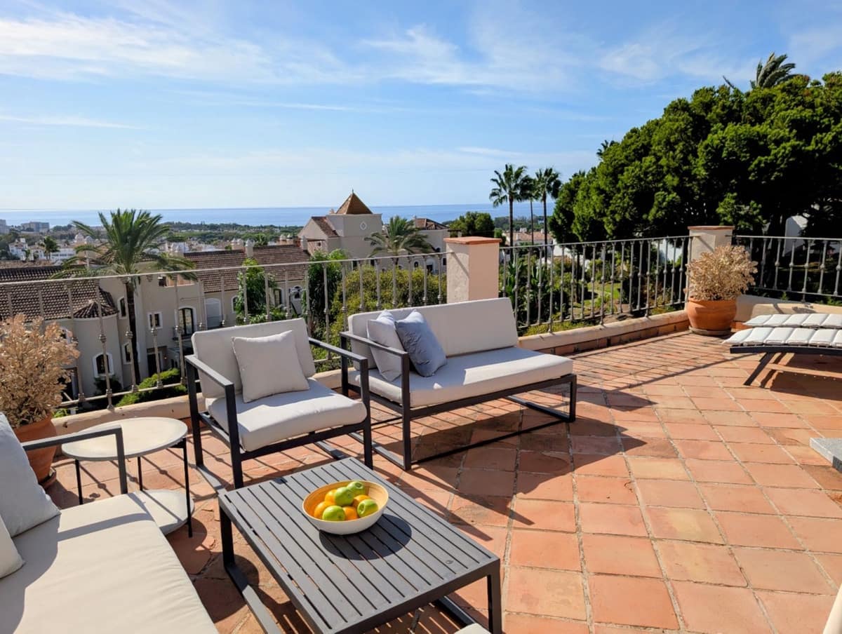 4 chambre Villa/Maison Semi-Mitoyenne à vendre à El Paraiso avec piscine - 945 000 € (Ref: 9540081)