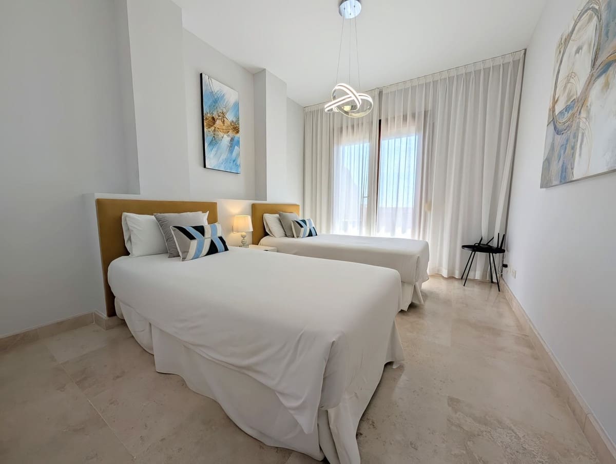 4 chambre Villa/Maison Semi-Mitoyenne à vendre à El Paraiso avec piscine - 945 000 € (Ref: 9540081)