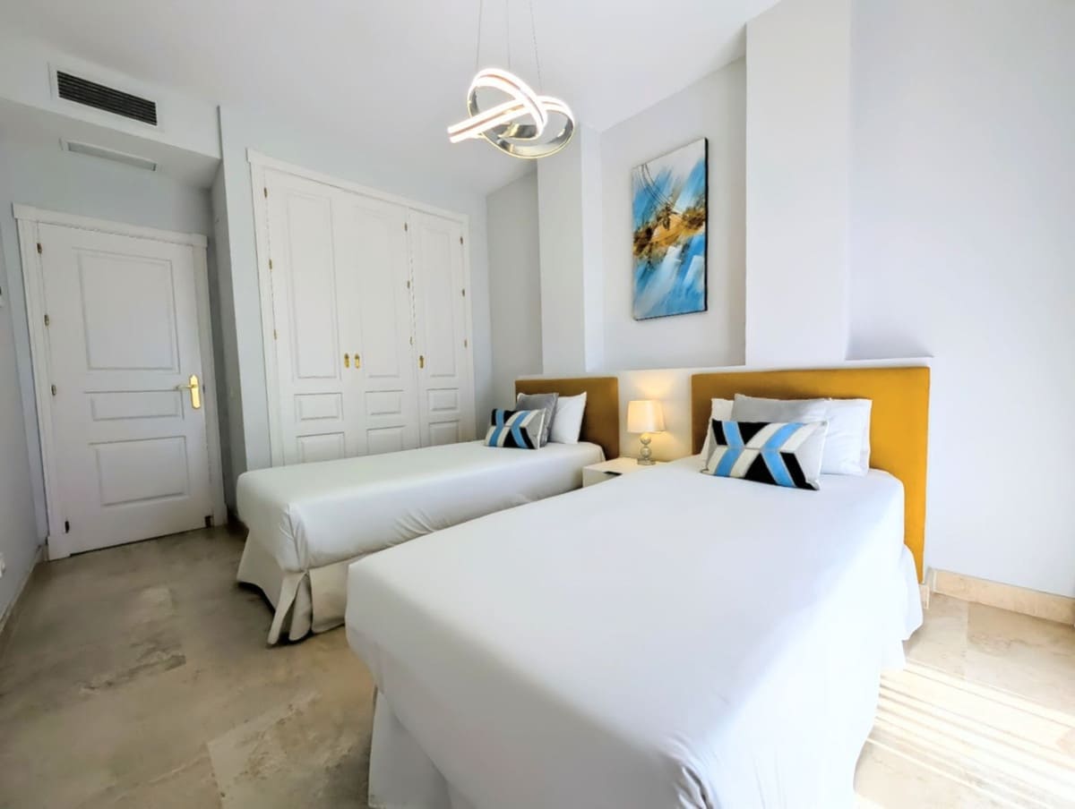 4 chambre Villa/Maison Semi-Mitoyenne à vendre à El Paraiso avec piscine - 945 000 € (Ref: 9540081)