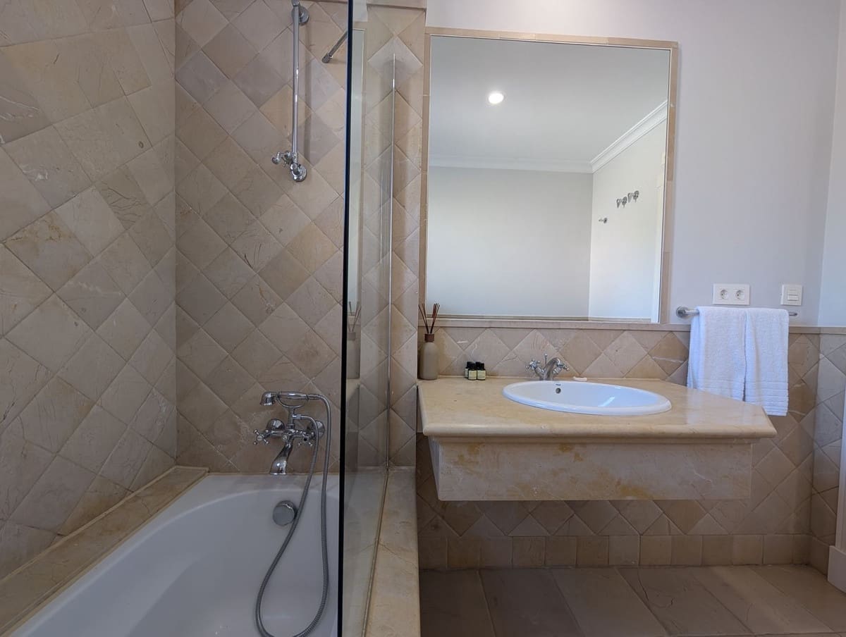 4 chambre Villa/Maison Semi-Mitoyenne à vendre à El Paraiso avec piscine - 945 000 € (Ref: 9540081)