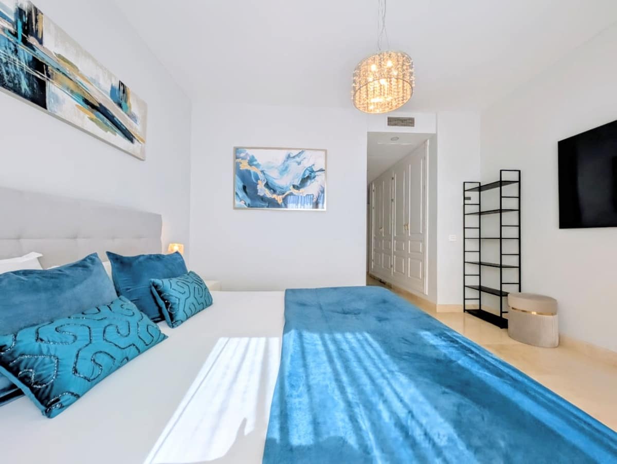 4 chambre Villa/Maison Semi-Mitoyenne à vendre à El Paraiso avec piscine - 945 000 € (Ref: 9540081)