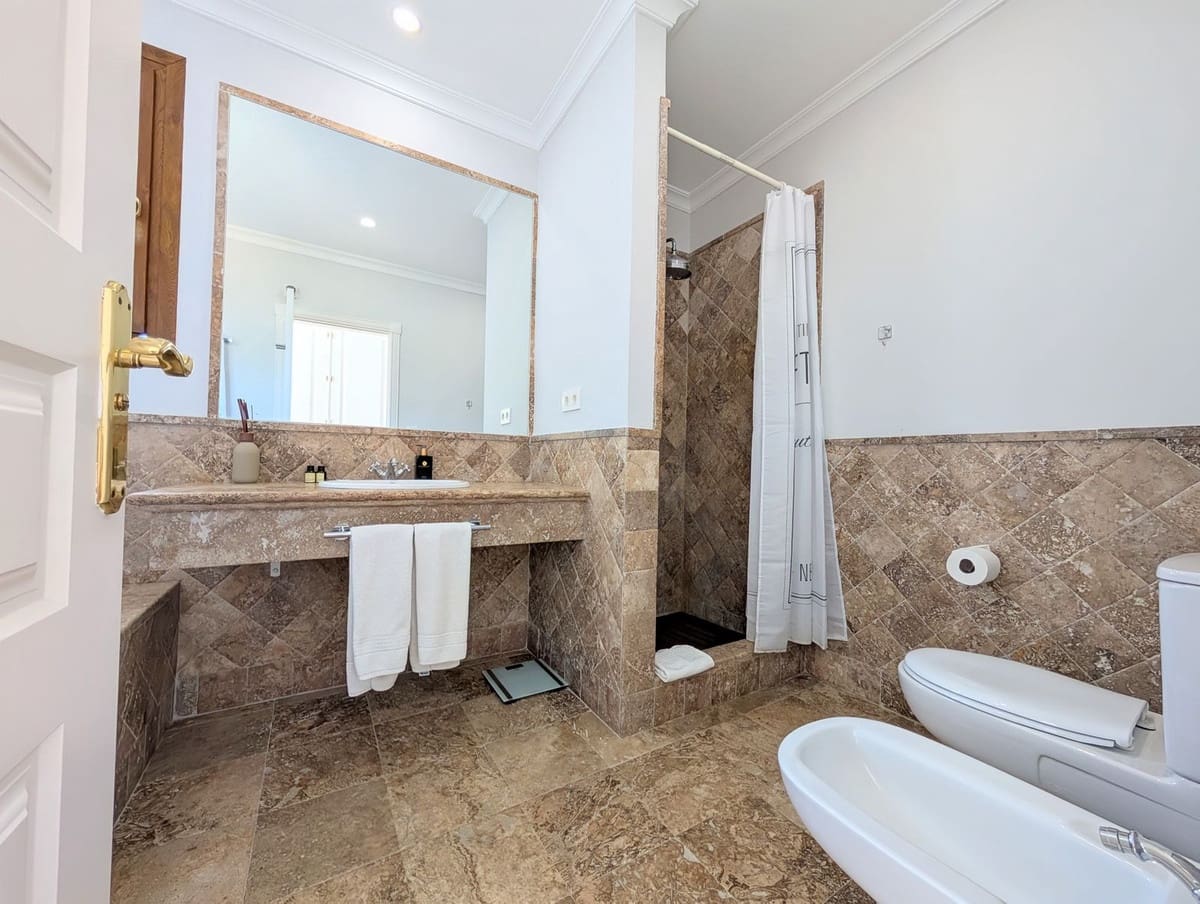 4 chambre Villa/Maison Semi-Mitoyenne à vendre à El Paraiso avec piscine - 945 000 € (Ref: 9540081)