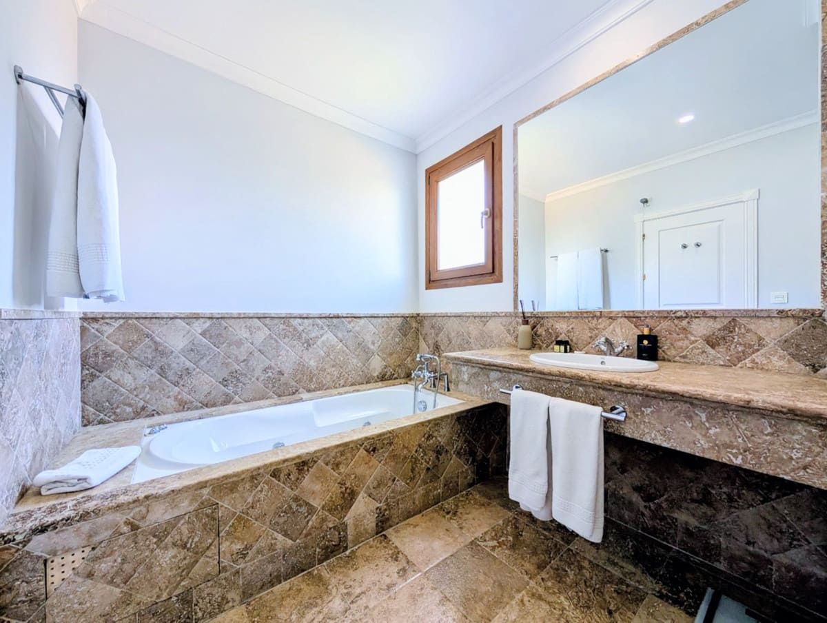 4 chambre Villa/Maison Semi-Mitoyenne à vendre à El Paraiso avec piscine - 945 000 € (Ref: 9540081)