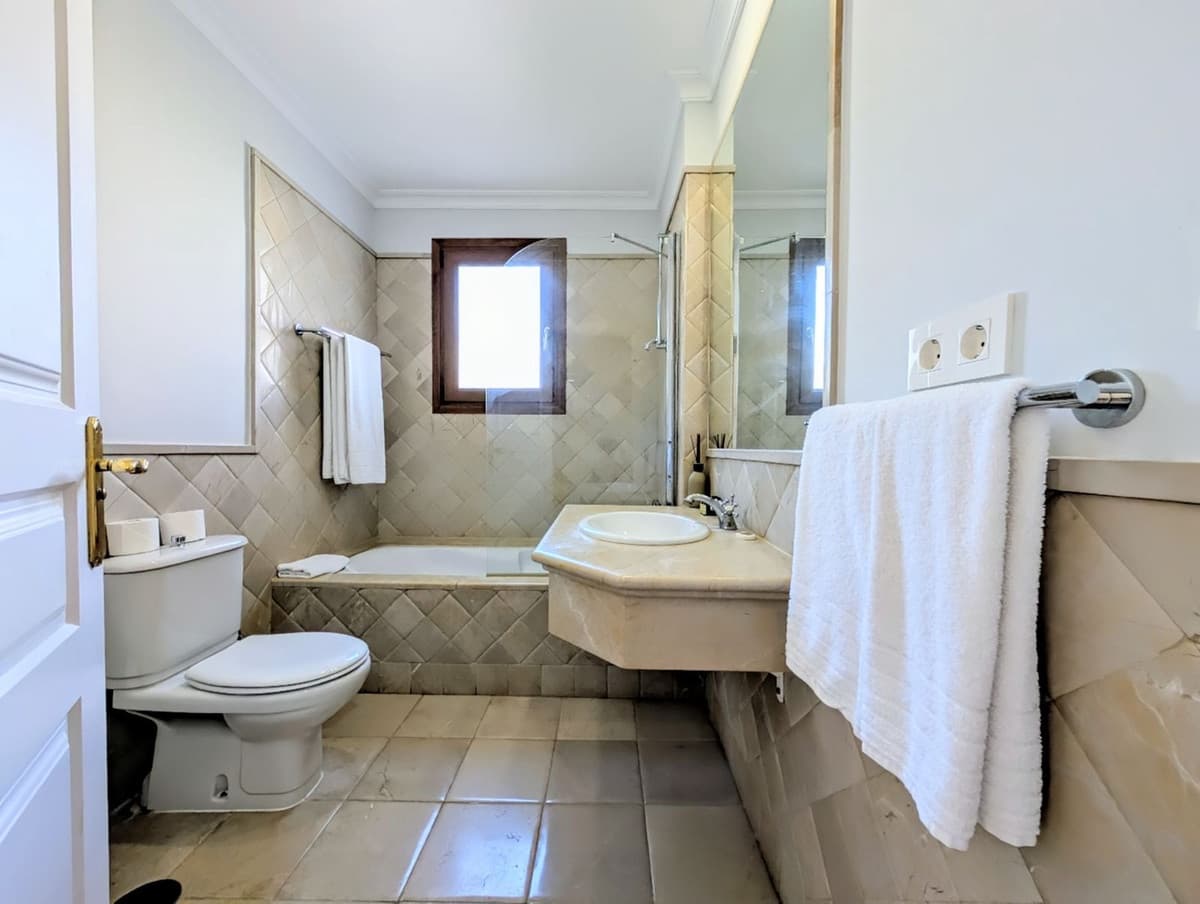 4 chambre Villa/Maison Semi-Mitoyenne à vendre à El Paraiso avec piscine - 945 000 € (Ref: 9540081)