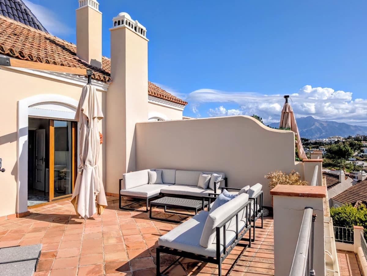 4 chambre Villa/Maison Semi-Mitoyenne à vendre à El Paraiso avec piscine - 945 000 € (Ref: 9540081)