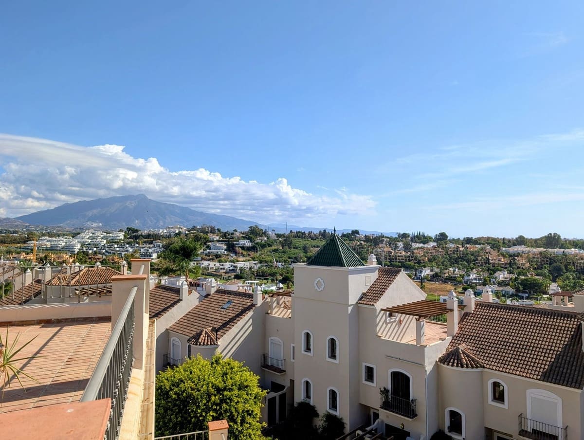 4 chambre Villa/Maison Semi-Mitoyenne à vendre à El Paraiso avec piscine - 945 000 € (Ref: 9540081)