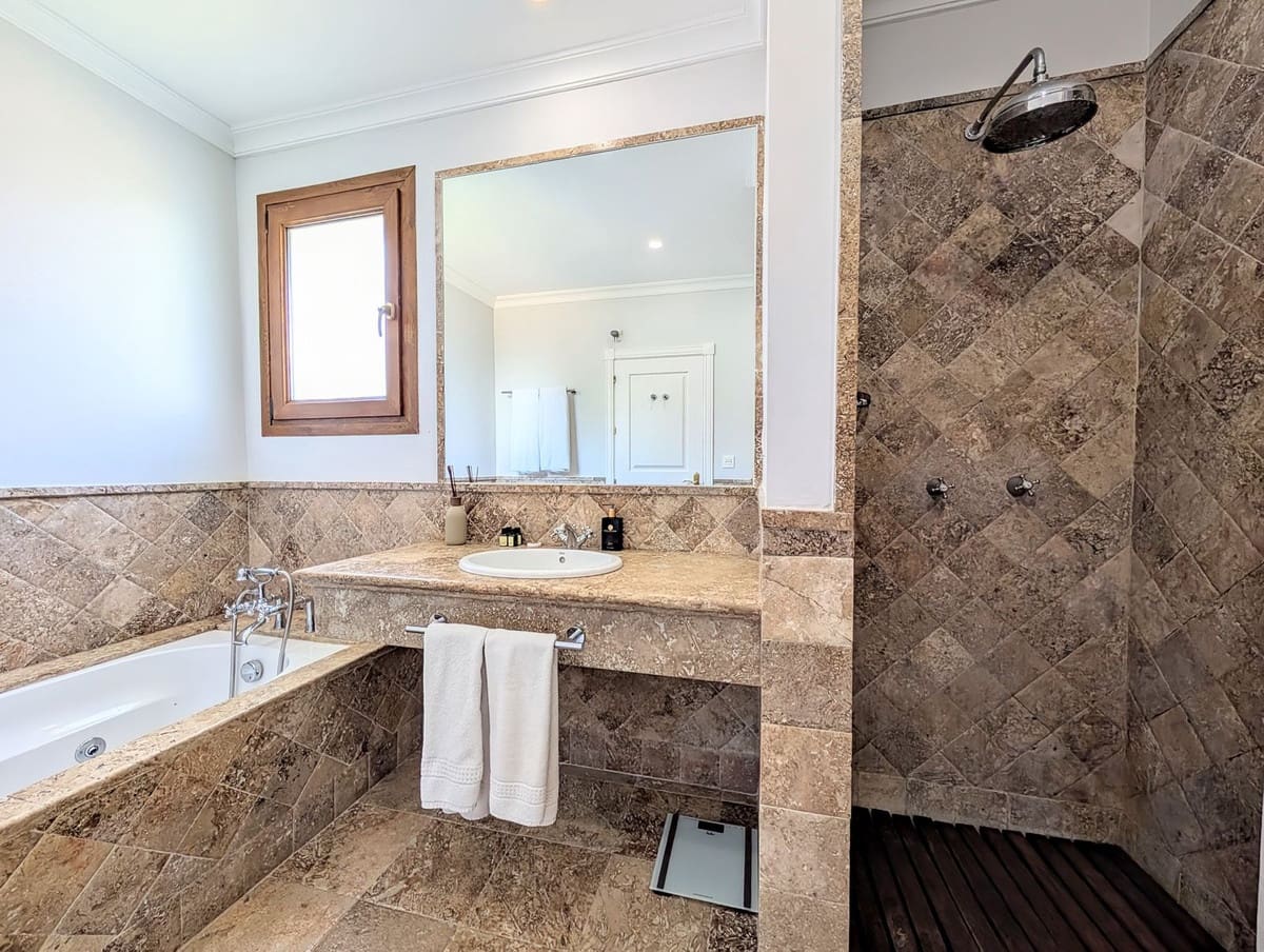 4 chambre Villa/Maison Semi-Mitoyenne à vendre à El Paraiso avec piscine - 945 000 € (Ref: 9540081)